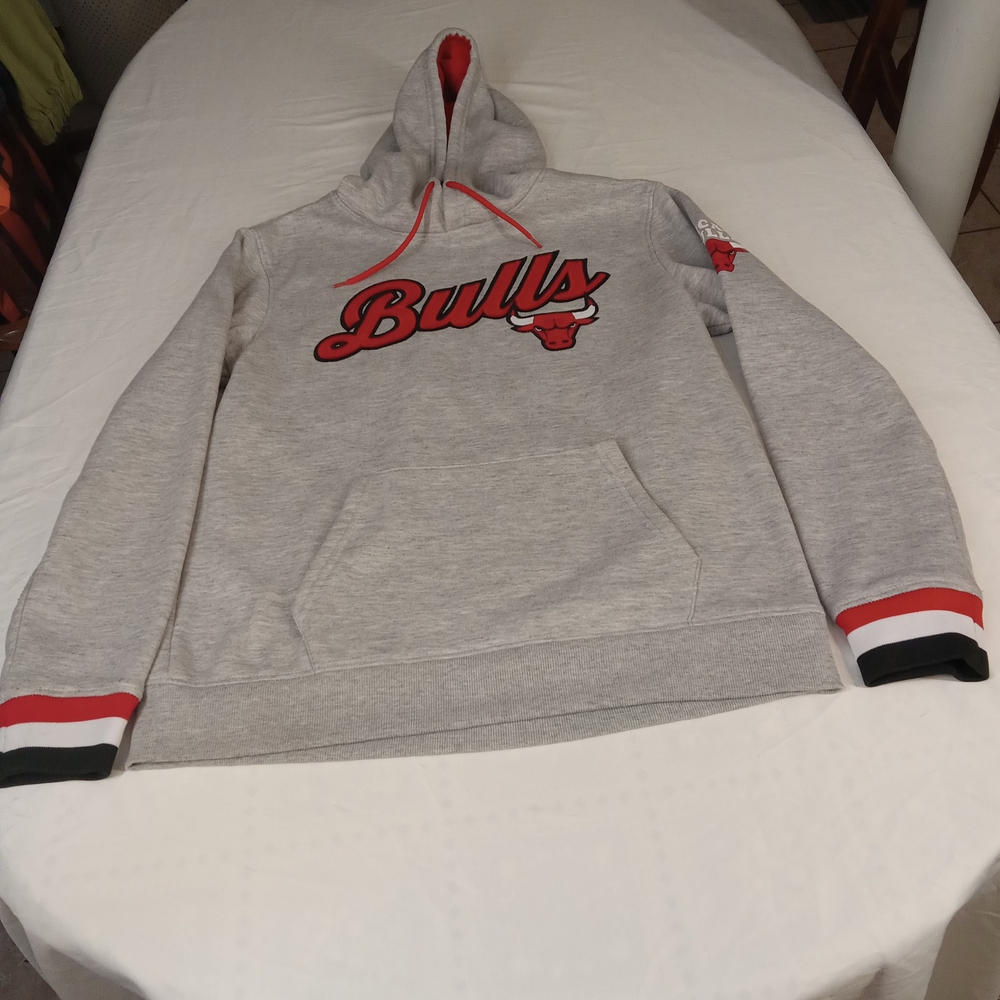 NBA Gray Chicago Bulls Hoodie with Red Accents   Size Medium